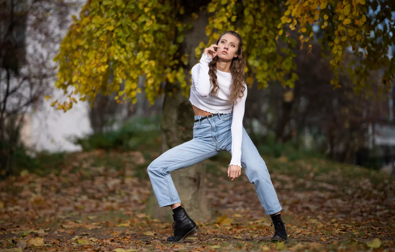 Фото обои осень, девушка, поза, джинсы, ботинки, Martin Ecker