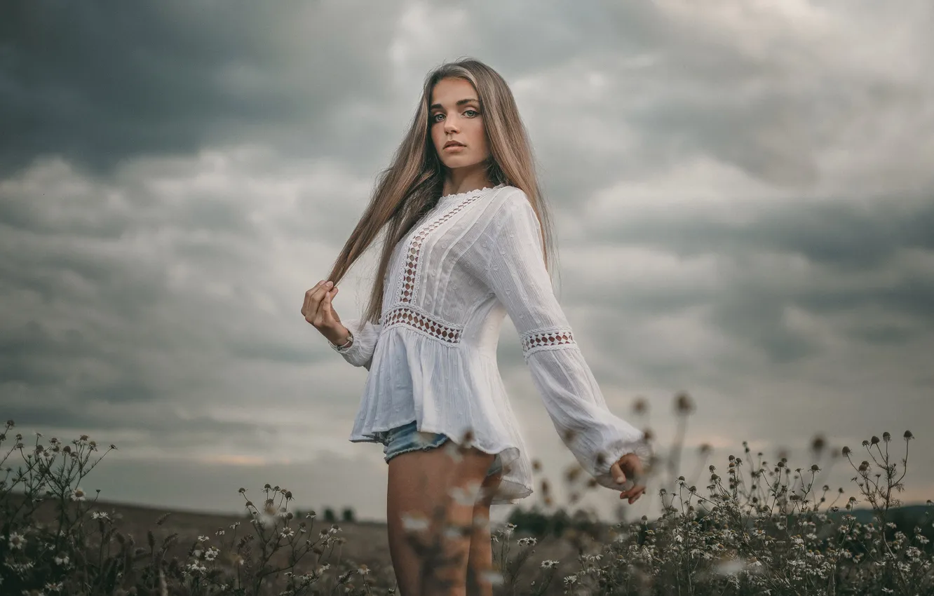 Фото обои girl, shorts, nature, beautiful, model, cute, long-haired