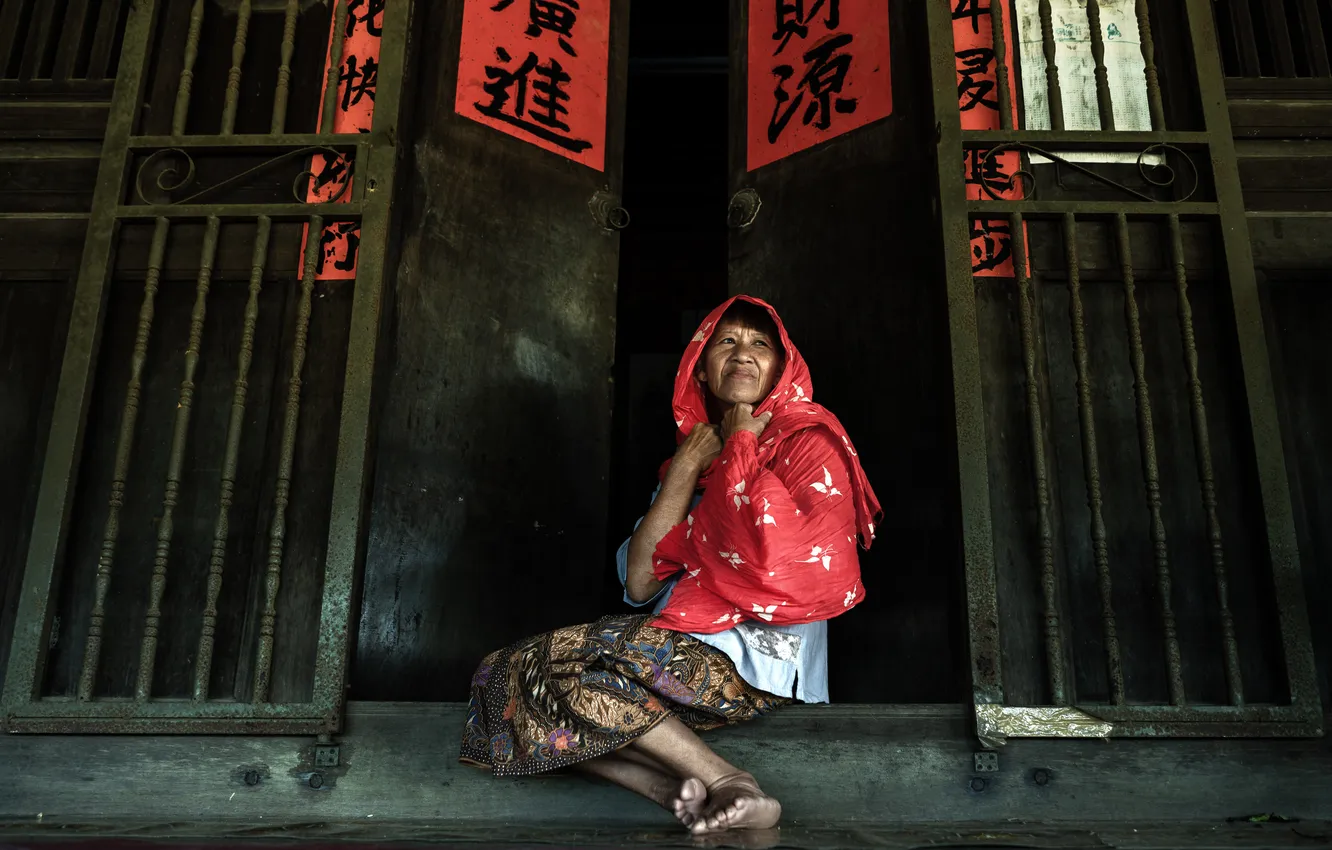 Фото обои Women, door, Villagers