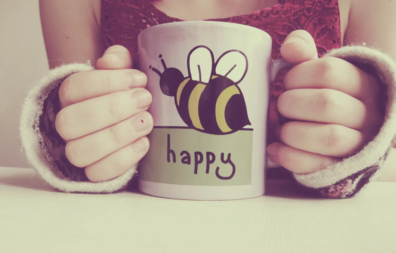Фото обои счастье, текст, надпись, руки, кружка, чашка, пальцы, happy