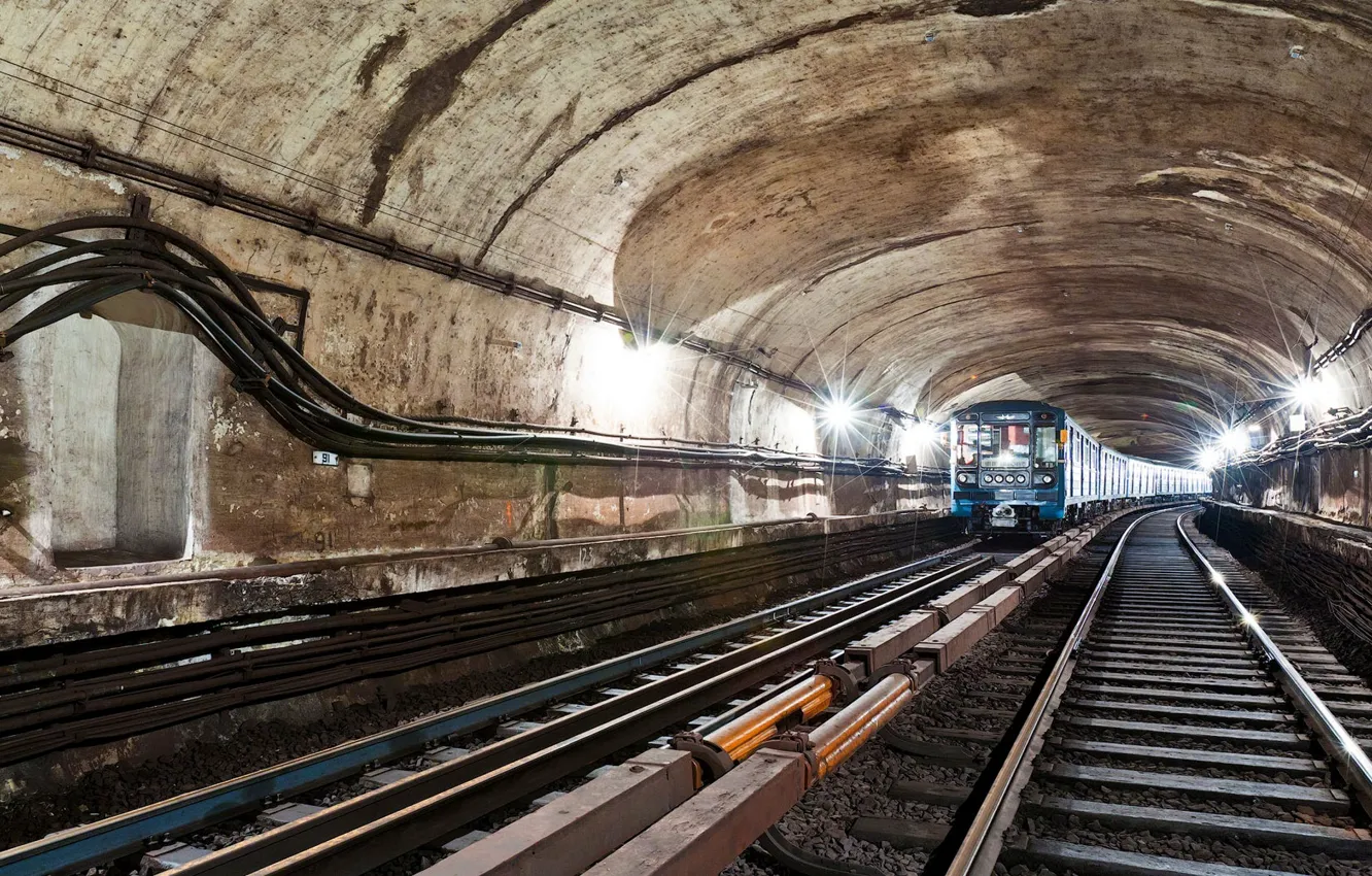 Фото обои метро, рельсы, шпалы, тунель, подземка, ПРОВОДА, СВЕТ, ЛАМПЫ