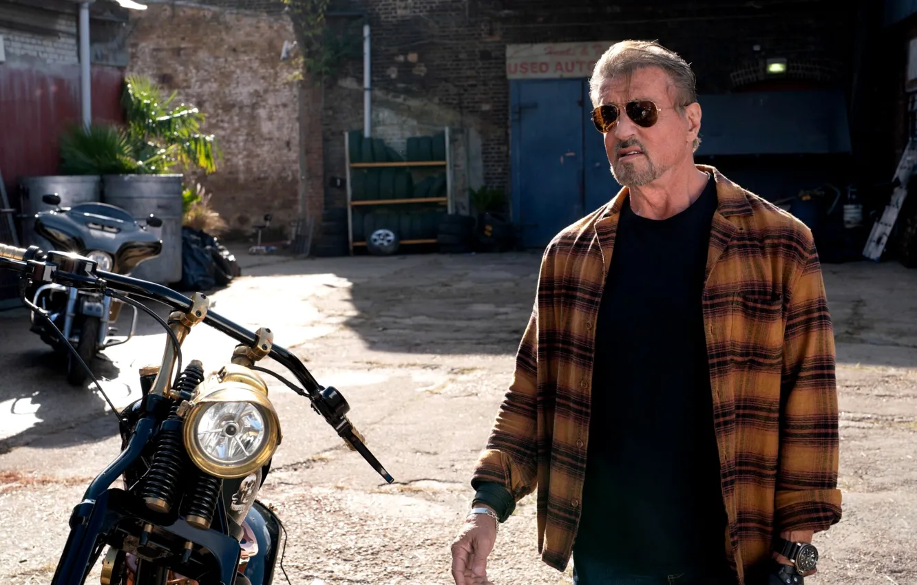Фото обои улица, очки, мотоцикл, байк, Сильвестр Сталлоне, Sylvester Stallone, Неудержимые 4, The Expendables 4