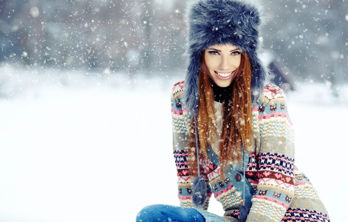 Фото обои зима, взгляд, девушка, снег, радость, улыбка, шапка, шатенка
