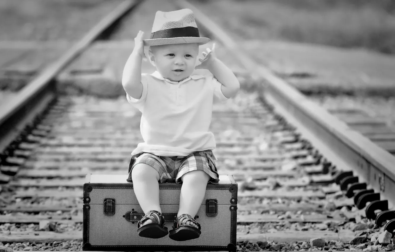 Фото обои настроение, мальчик, железная дорога, чемодан