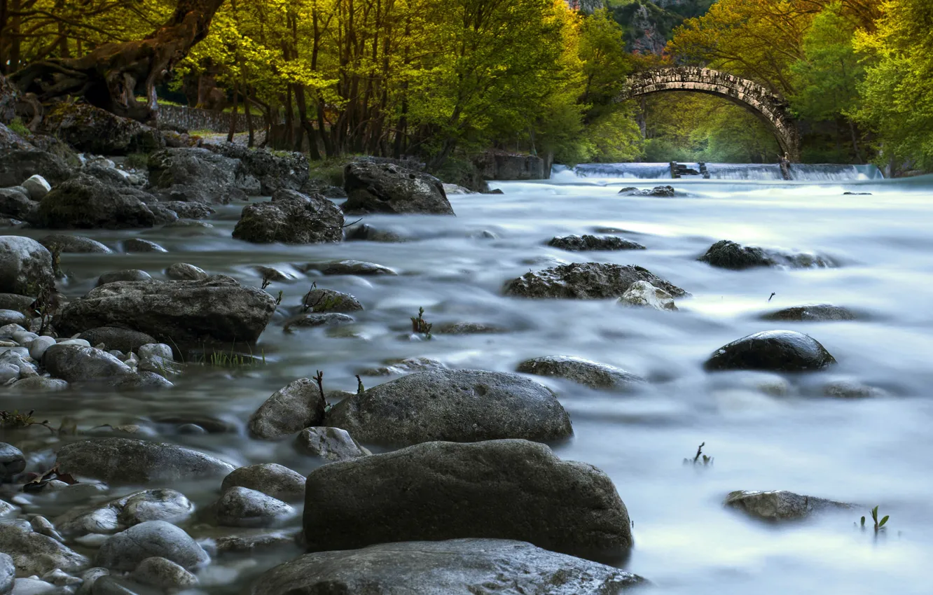 Фото обои вода, деревья, пейзаж, мост, природа, река, камни, Греция