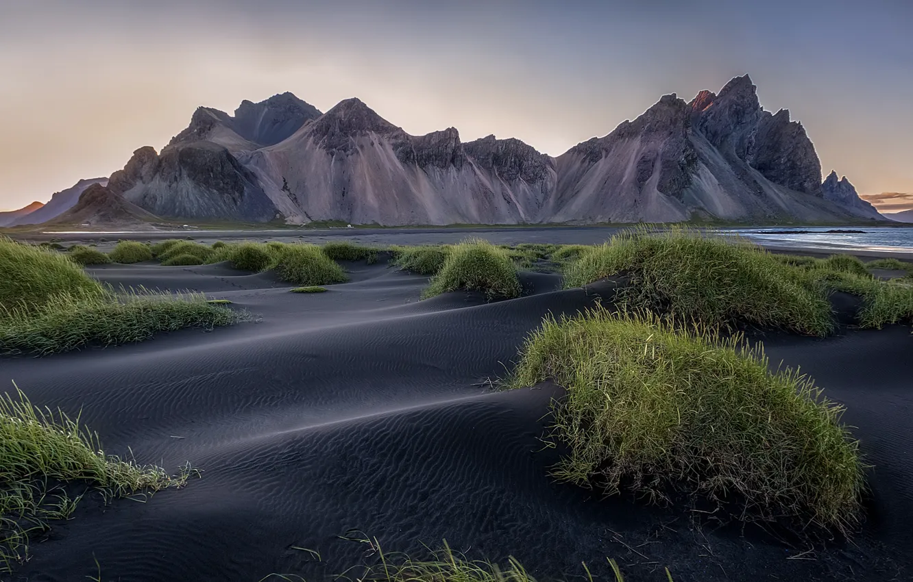Фото обои пляж, трава, пейзаж, горы, природа, Исландия, фьорд, мыс