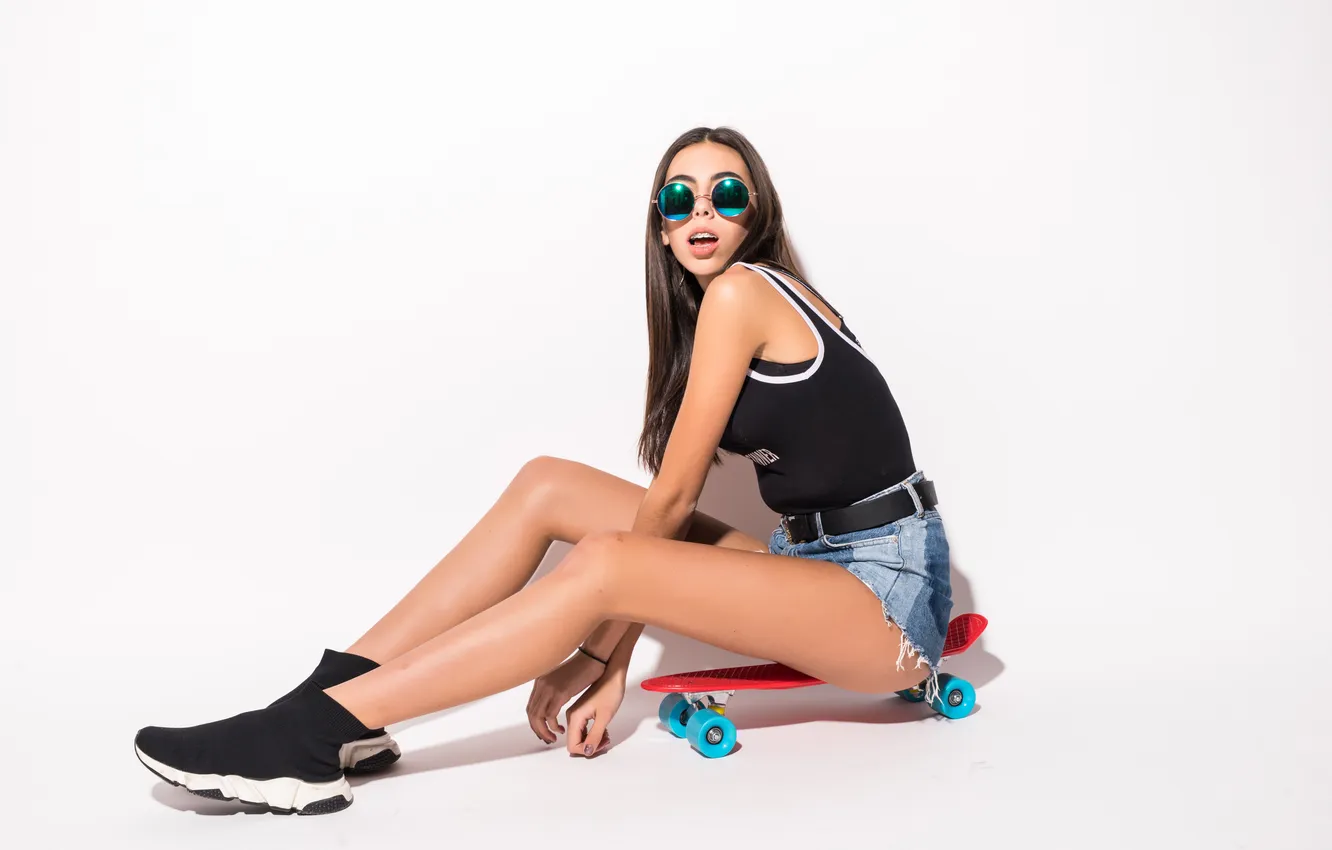 Фото обои shorts, long hair, legs, woman, young, beautiful, model, sunglasses