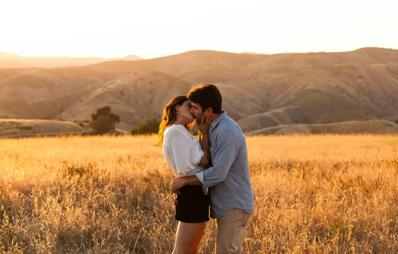 Фото обои поле, девушка, любовь, природа, поцелуй, парень, объятие, съемки