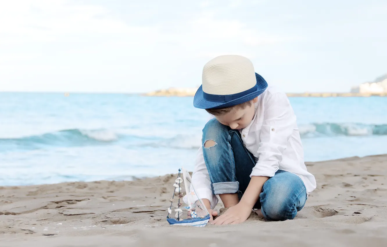 Фото обои море, берег, джинсы, шляпа, мальчик, кораблик, coast, hat