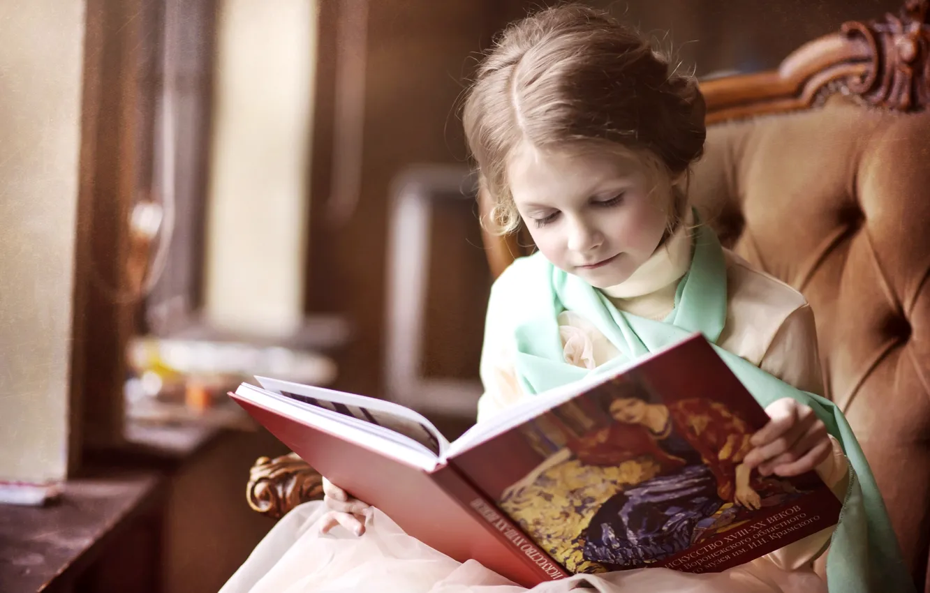 Фото обои кресло, девочка, книга, любопытство, чтение, барышня
