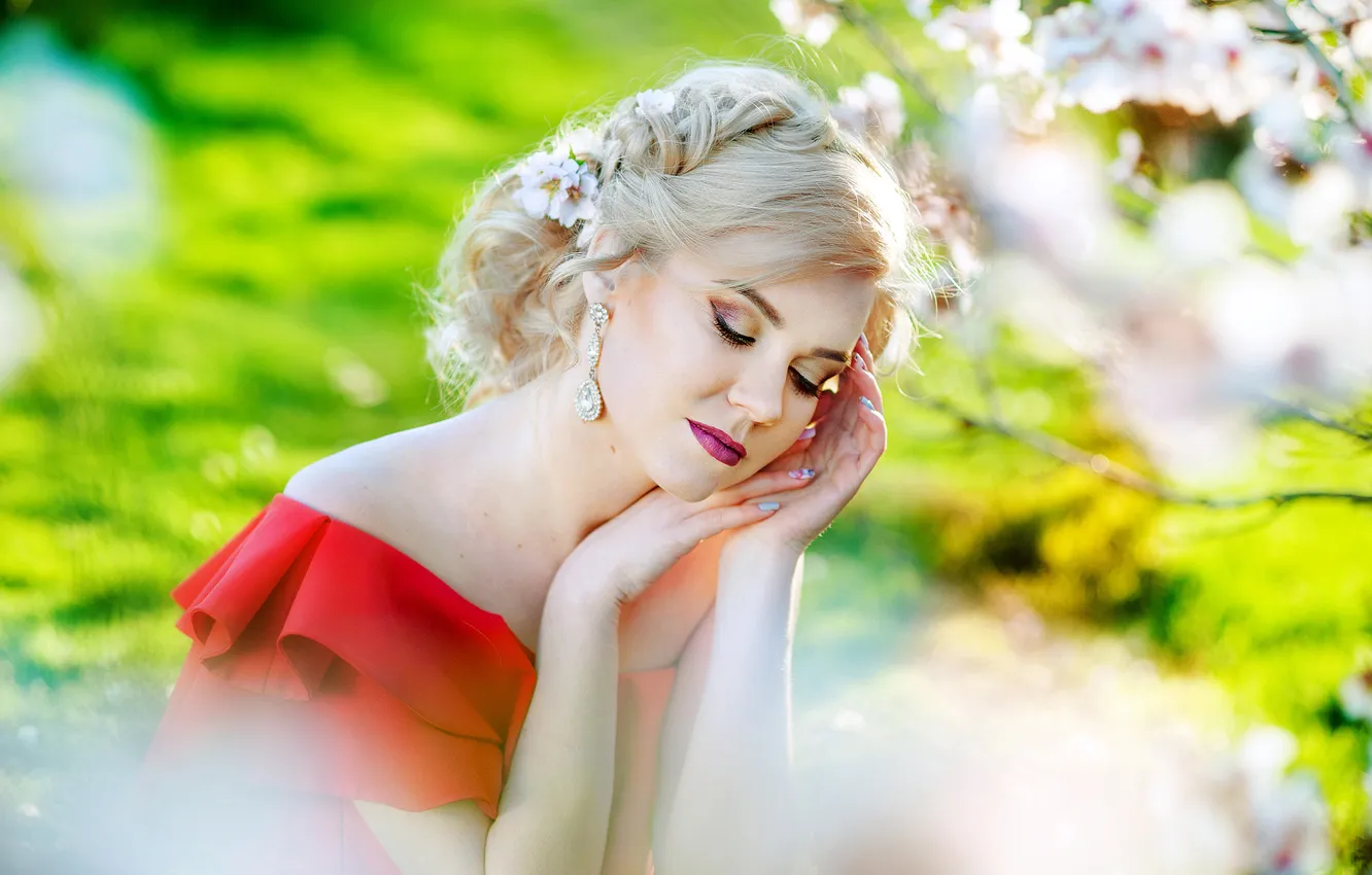 Фото обои девушка, свет, цветы, ветки, природа, поза, весна, серьги