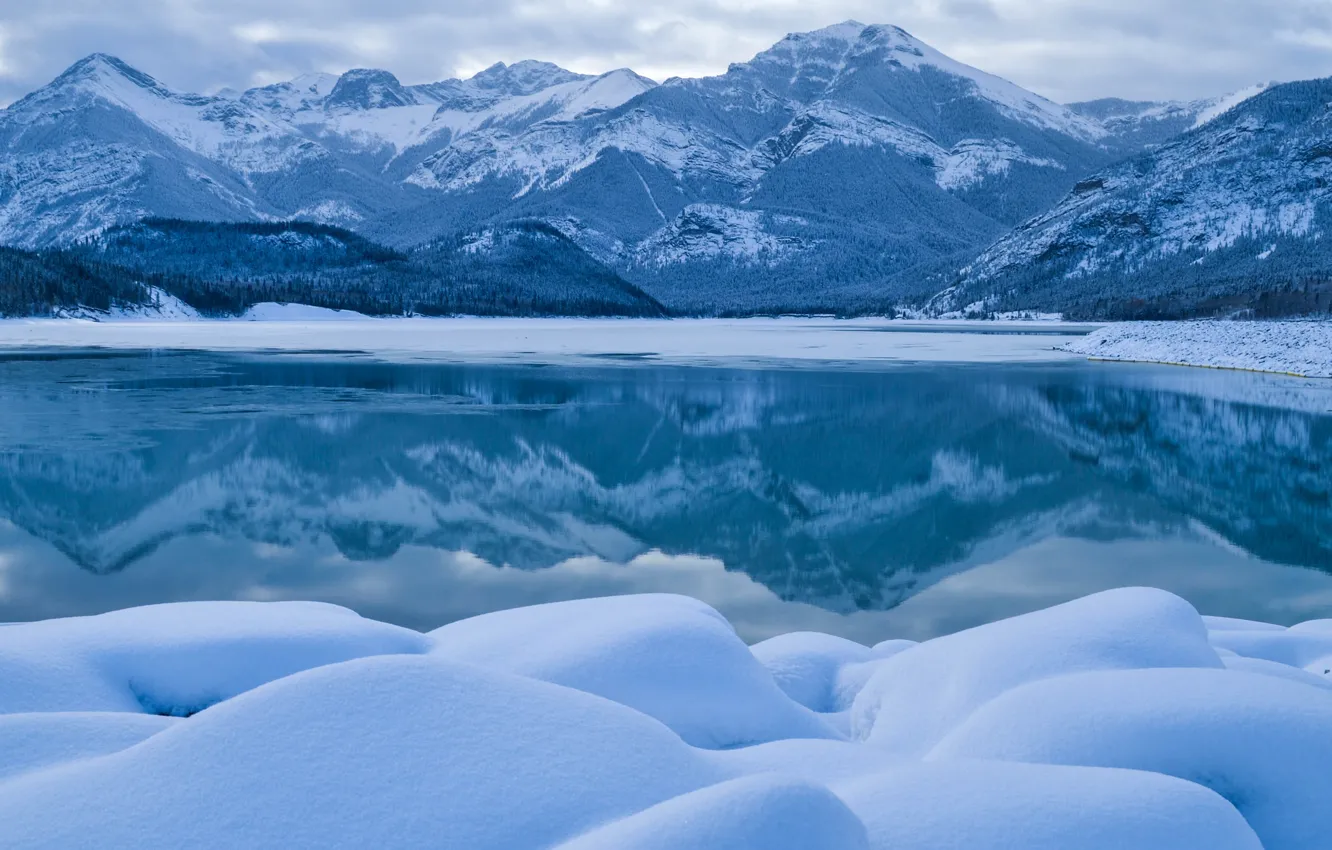 Фото обои зима, вода, снег, горы, отражение, река, Канада, сугробы