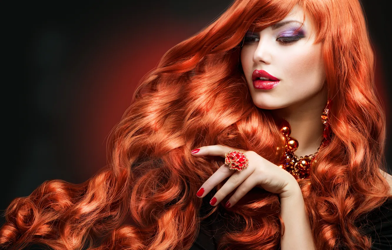 Фото обои девушка, фон, рука, макияж, кольцо, бусы, рыжая, длинные волосы