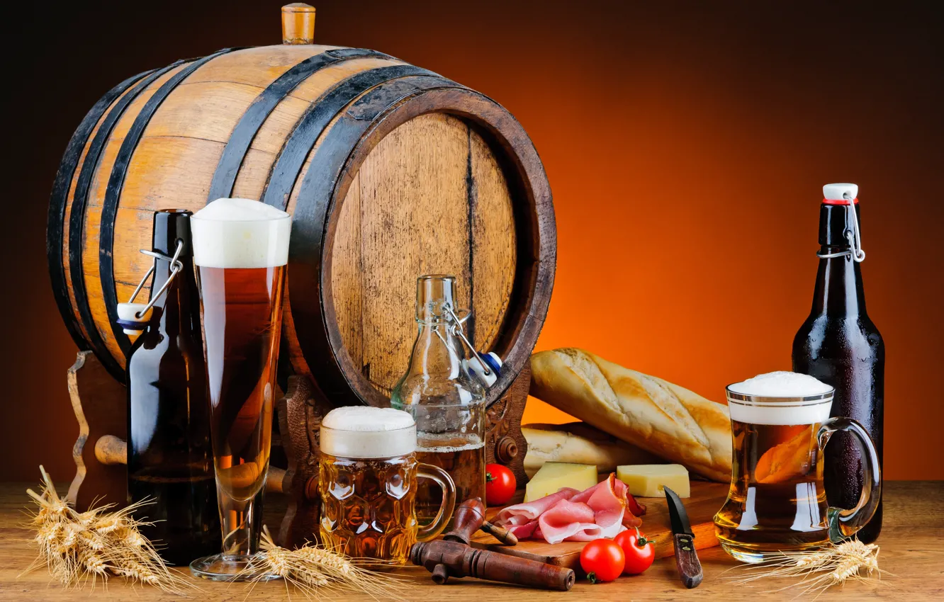 Фото обои рожь, бутылки, томаты, bottles, tomatoes, ветчина, бочонок, батоны