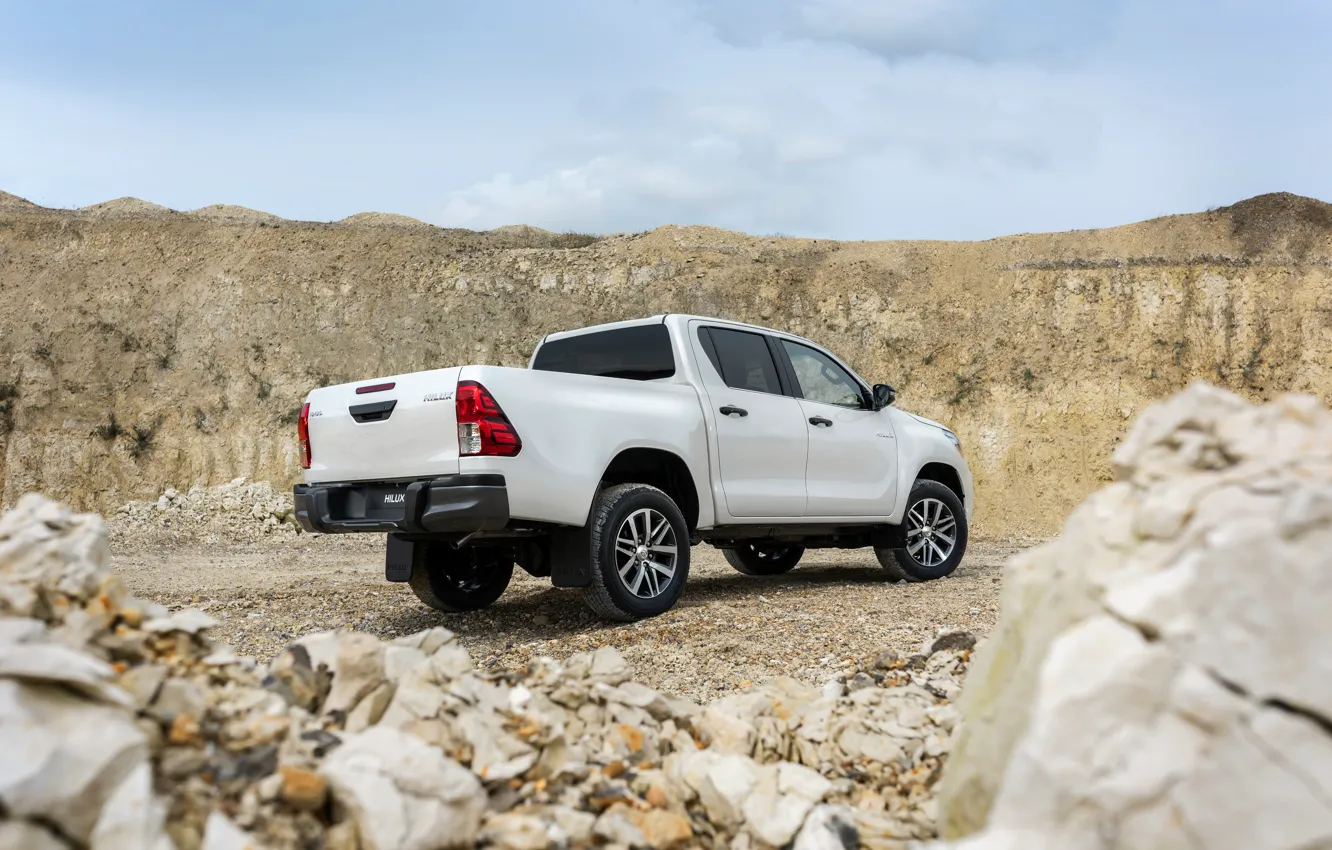 Фото обои белый, камни, Toyota, пикап, Hilux, Special Edition, 2019, дорожный просвет