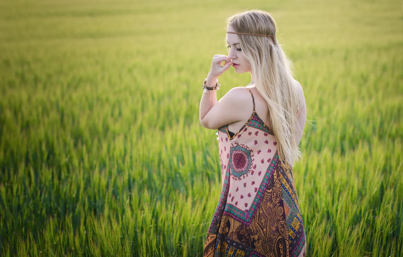 Фото обои поле, девушка, волосы, спина, платье