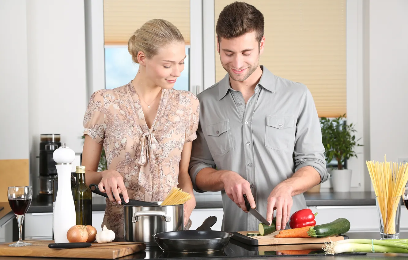 Фото обои девушка, кухня, мужчина, влюбленные, готовят