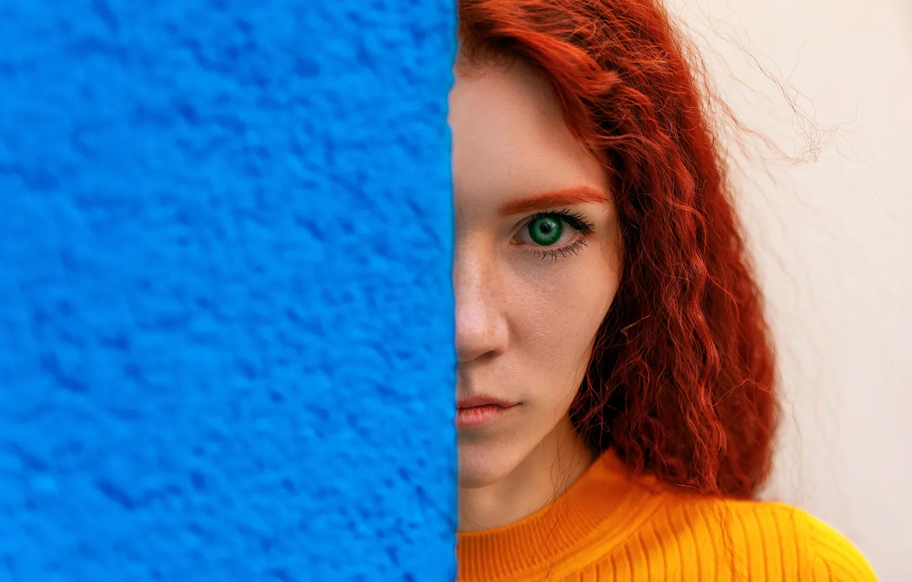Фото обои взгляд, девушка, лицо, стена, портрет, рыжая, рыжеволосая, Артём Семагин