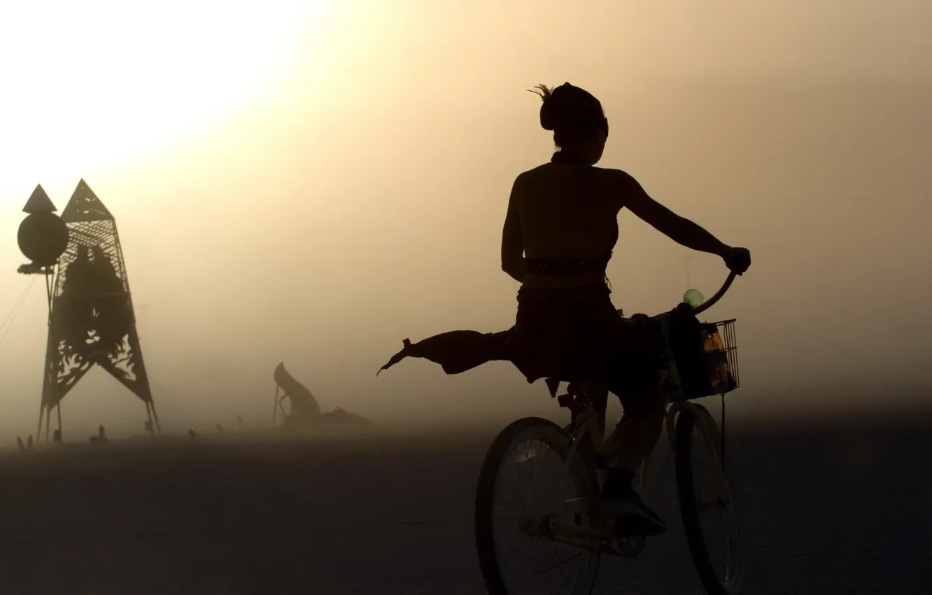 Фото обои девушка, велосипед, туман, утро