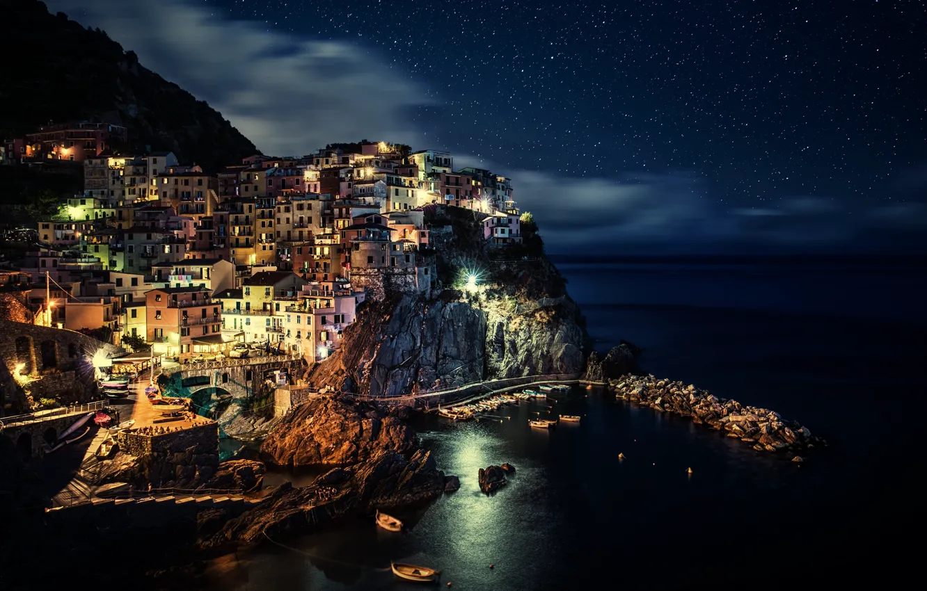 Фото обои море, свет, город, гора, вечер, фонари, Италия