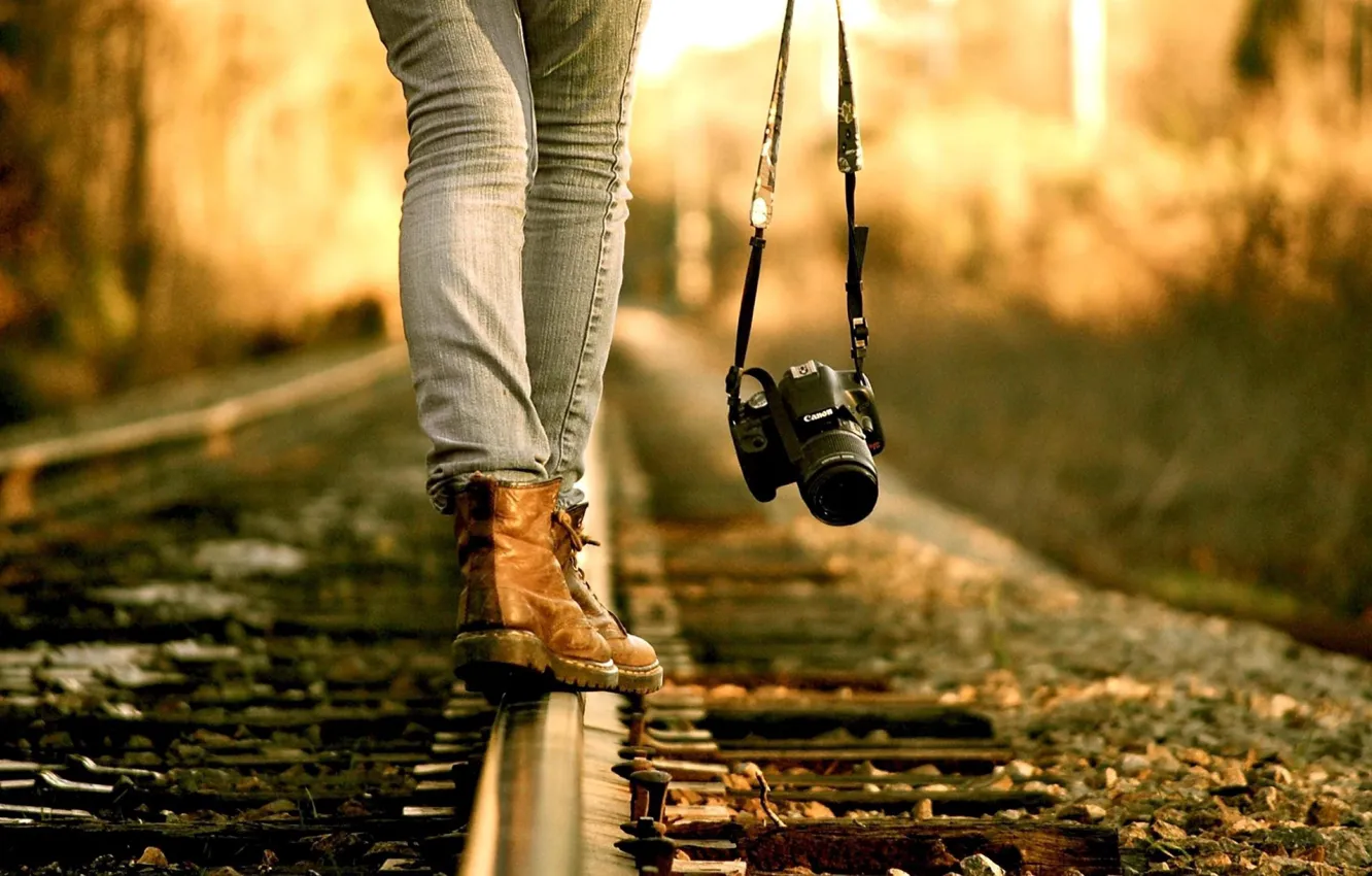 Фото обои осень, девушка, рельсы, джинсы, фотоаппарат, железная дорога, ножки, ботиночки