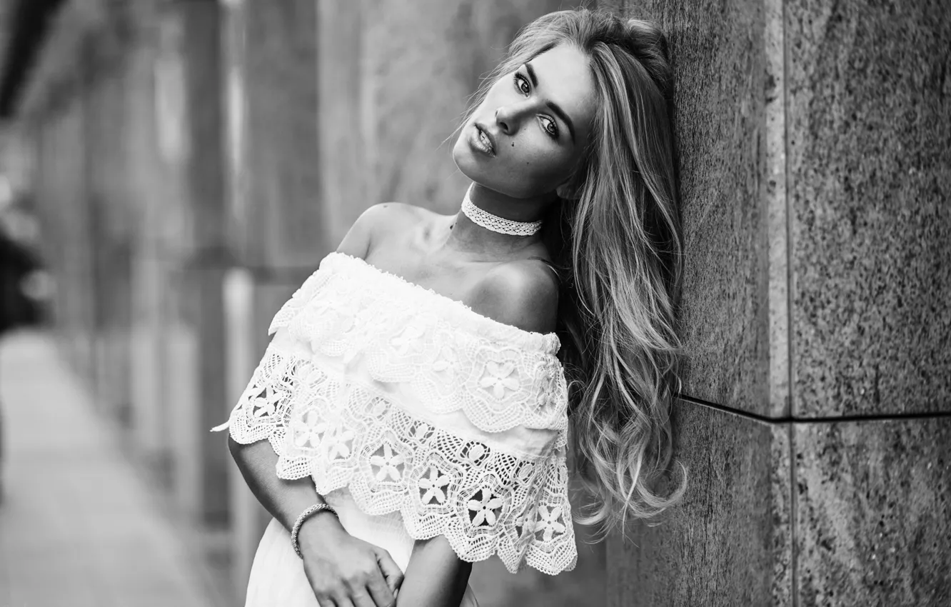 Фото обои взгляд, девушка, модель, портрет, платье, white, fashion, плечи