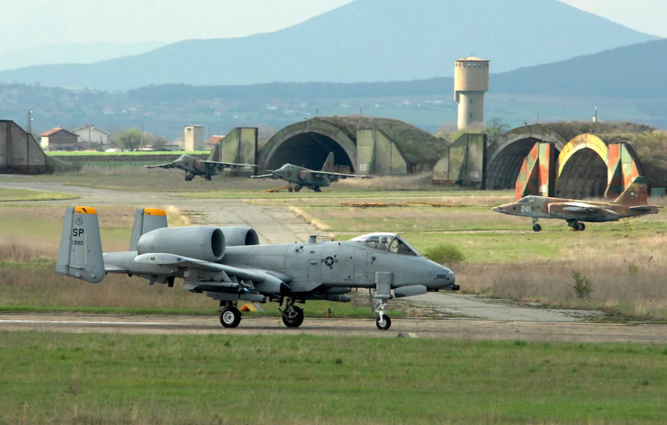 Фото обои башня, штурмовик, аэродром, A-10, Грач, ангары, Fairchild, Су-25