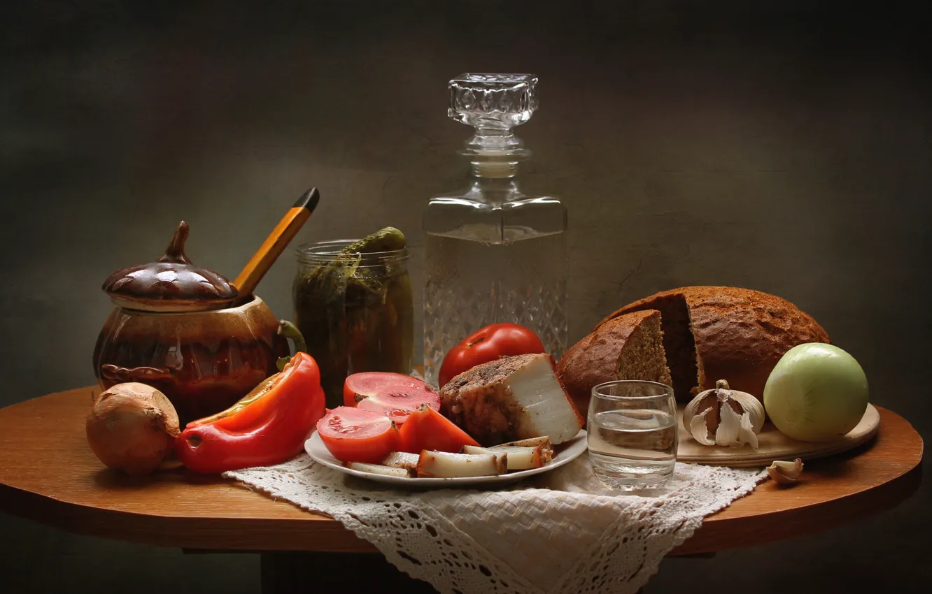 Фото обои лук, хлеб, натюрморт, водка, помидор, огурцы, чеснок, закуска