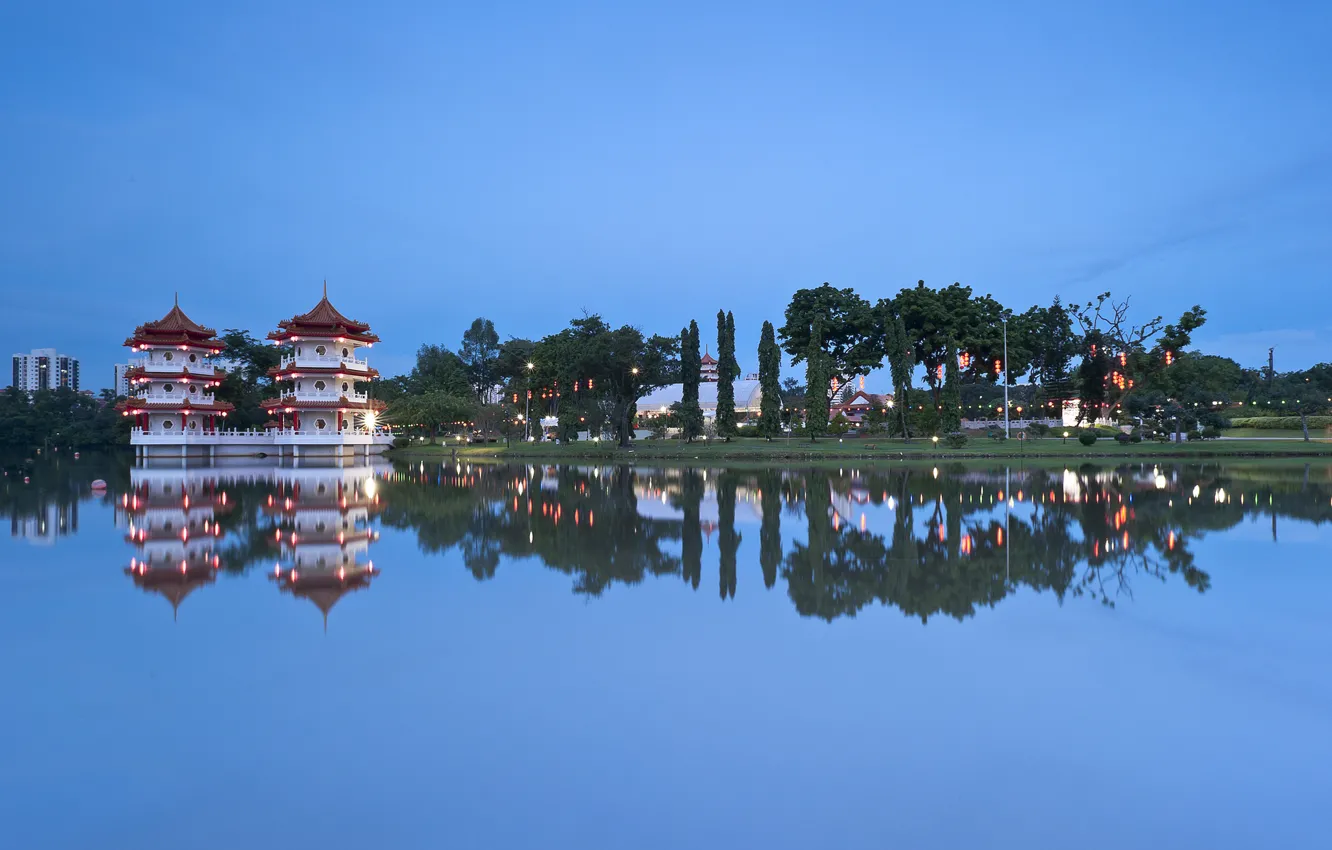 Фото обои небо, деревья, озеро, отражение, вечер, Сингапур, архитектура, синее