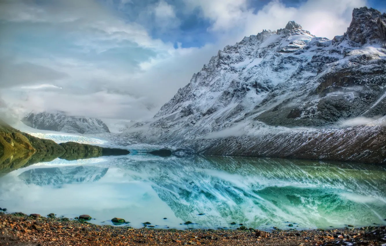 Фото обои облака, горы, озеро, отражение, камни, ледник