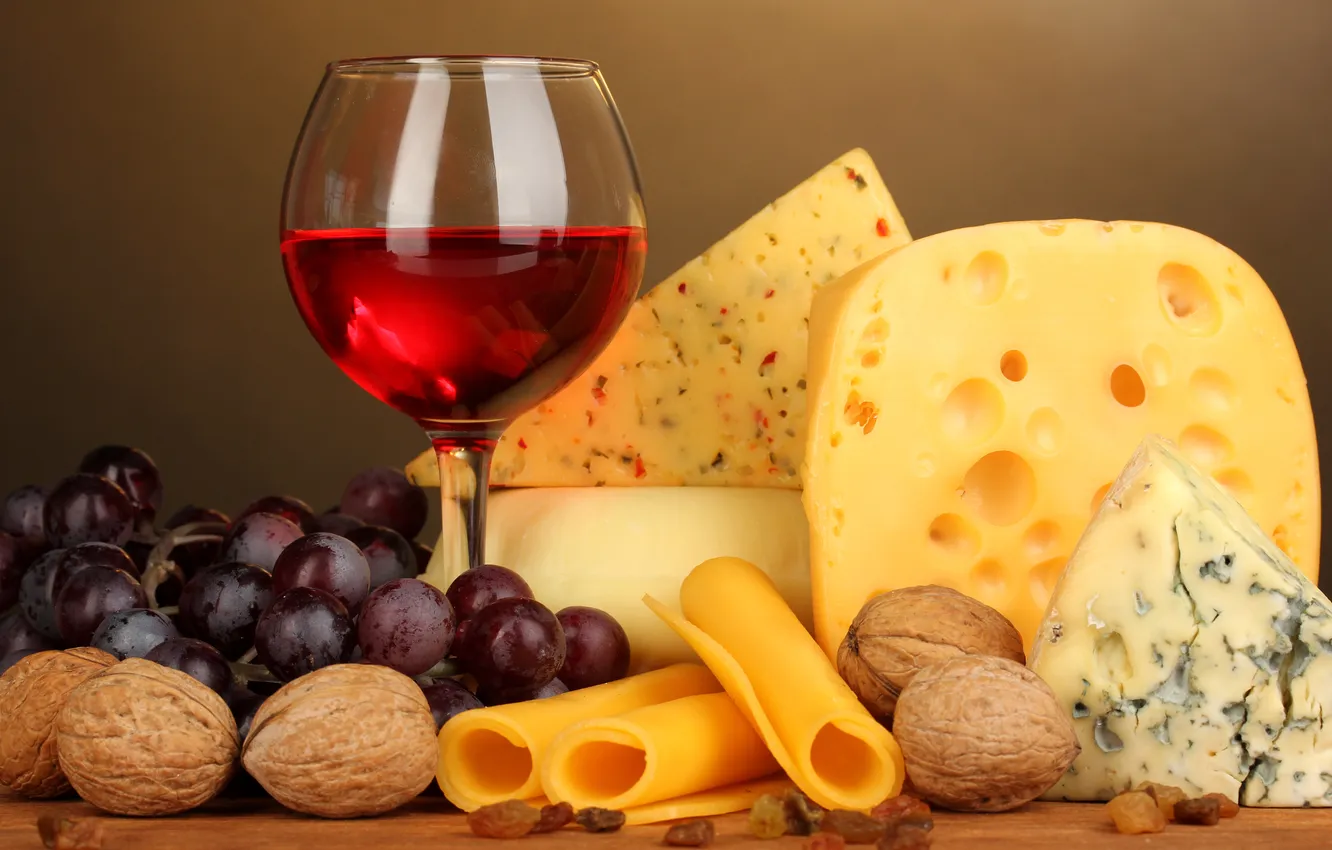 Фото обои вино, красное, бокал, сыр, виноград, орехи, изюм