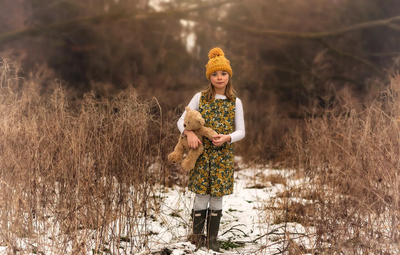 Фото обои шапка, игрушка, мишка, девочка, прелесть, Lorna Oxenham, On the trail