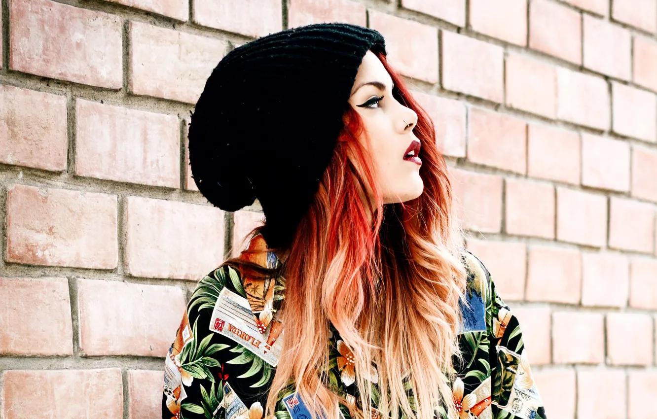 Фото обои девушка, стена, шапка, рыжие волосы