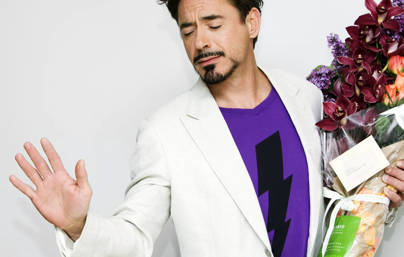 Фото обои цветы, актер, записка, орхидеи, Robert Downey Jr, actor, note, flowers