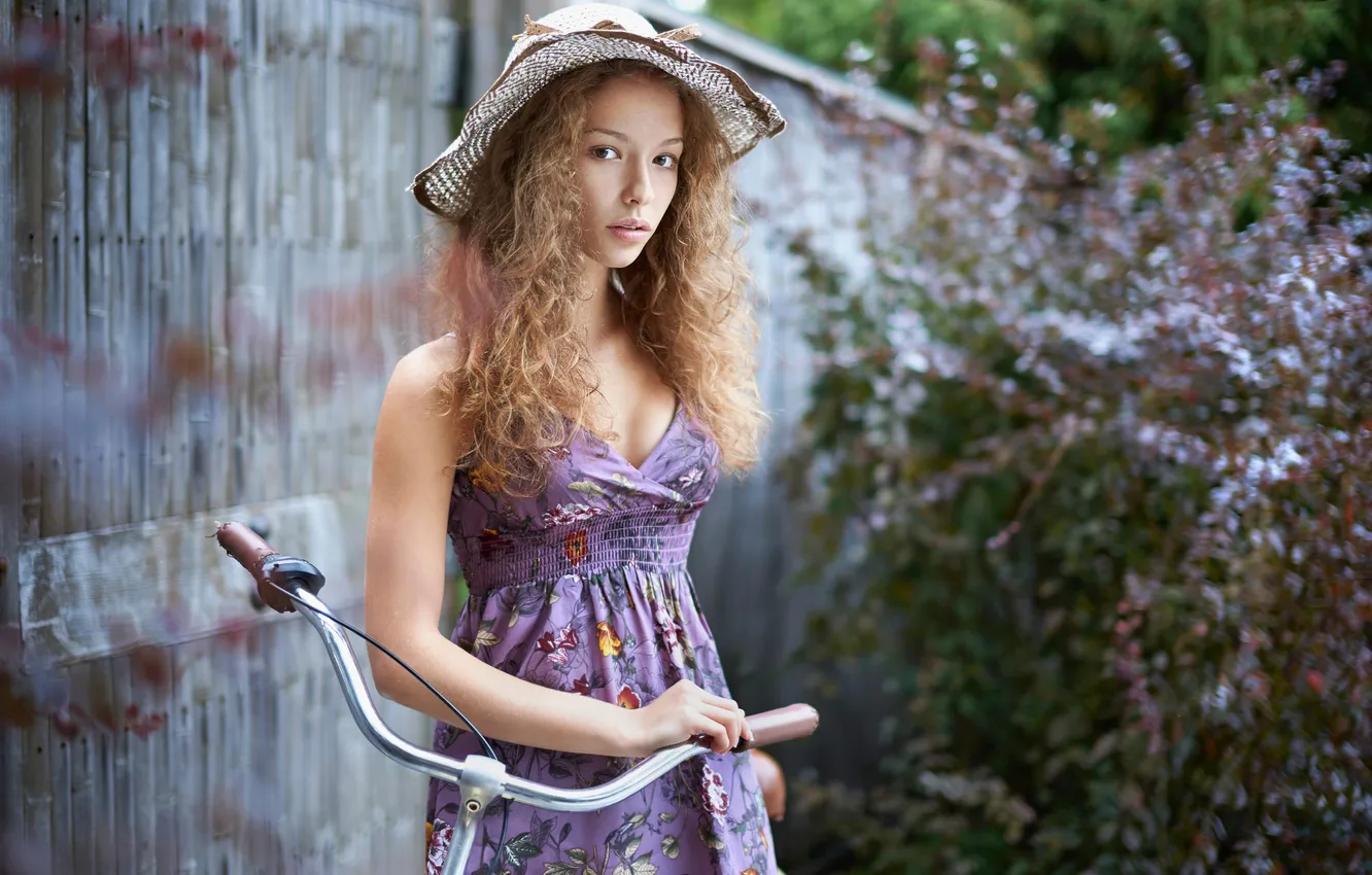 Фото обои велосипед, портрет, платье, кудряшки, шляпка, Лиза