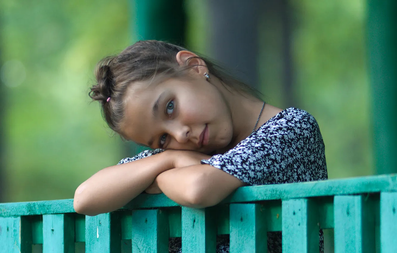 Фото обои девушка, смотрит, шкатет, нагнула голову