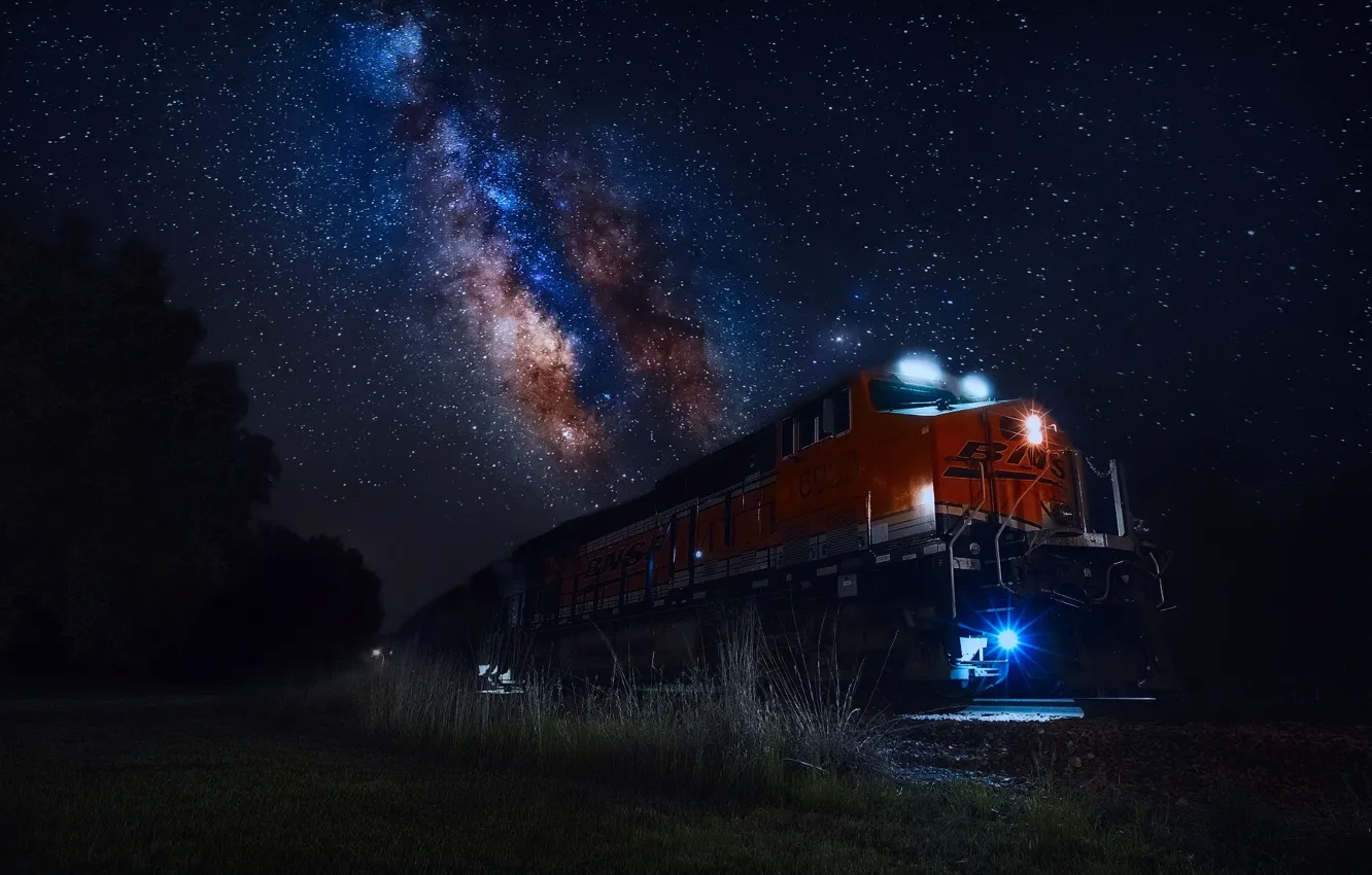 Фото обои небо, звезды, свет, ночь, огни, поезд, млечный путь