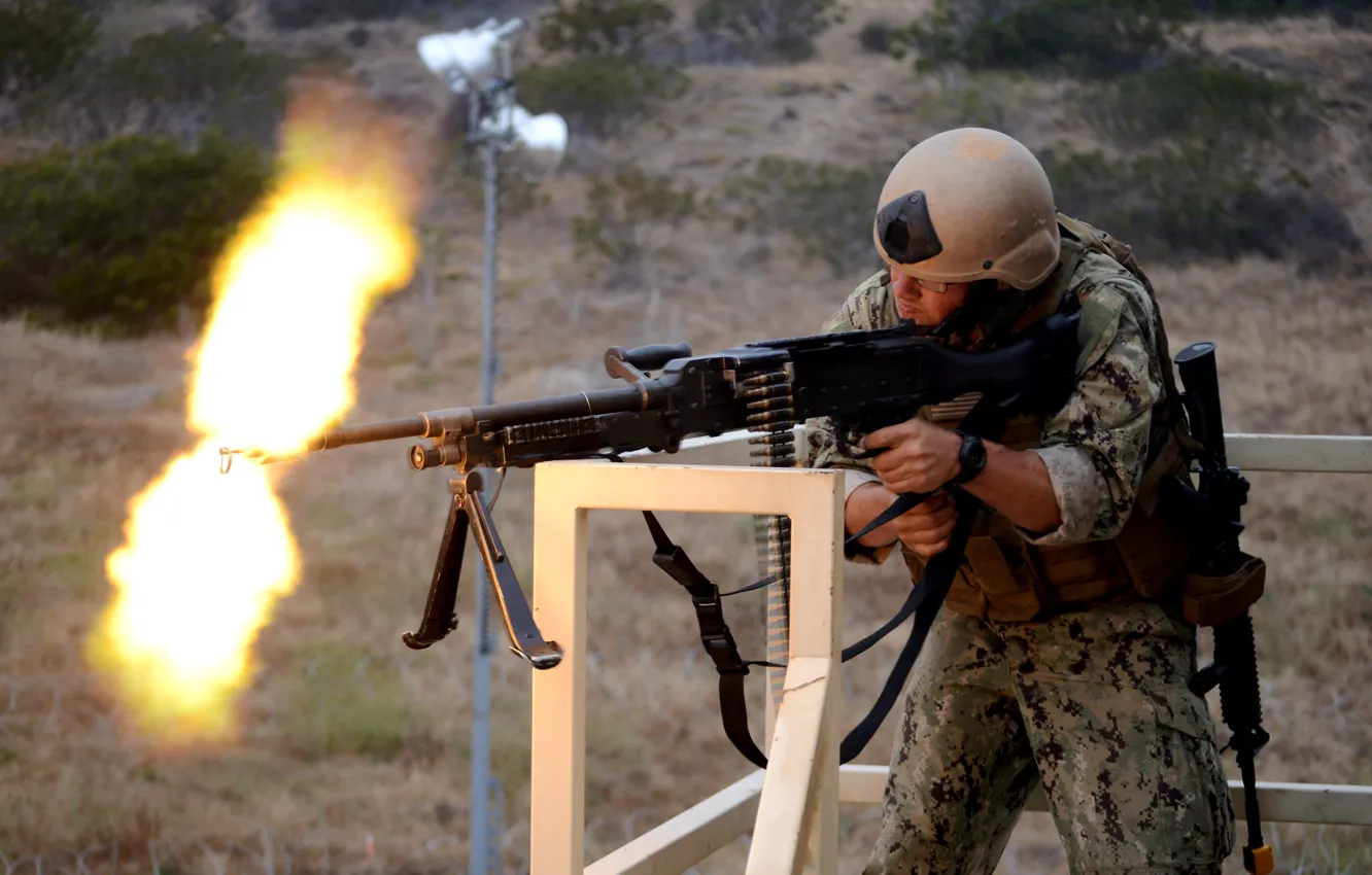 Фото обои огонь, размытость, солдат, стрельба, экипировка, полигон, стрельбища, ленточный пулемёт M240B