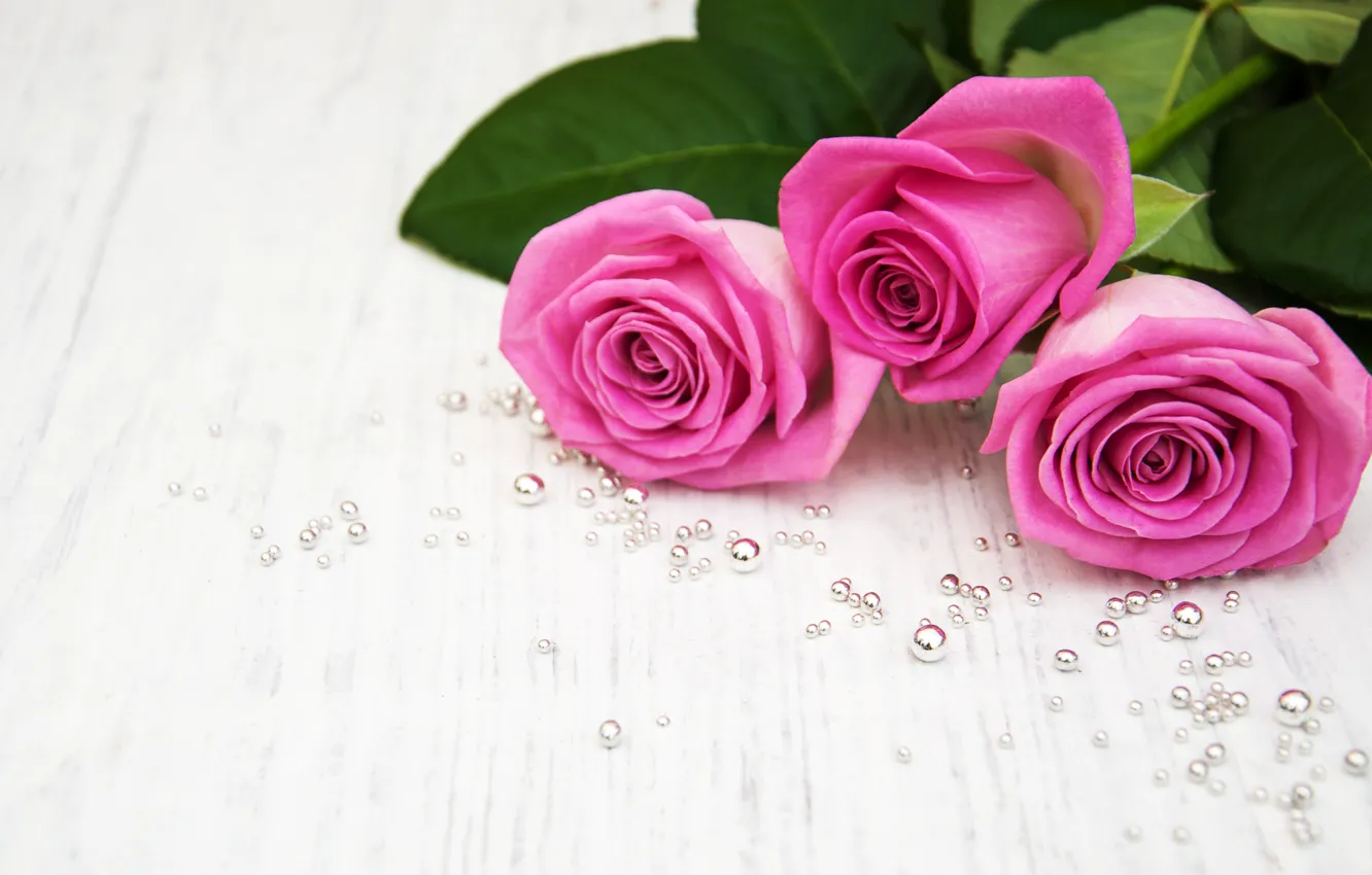 Фото обои белый, стол, фон, розы, букет, розовые, pink, бусинки