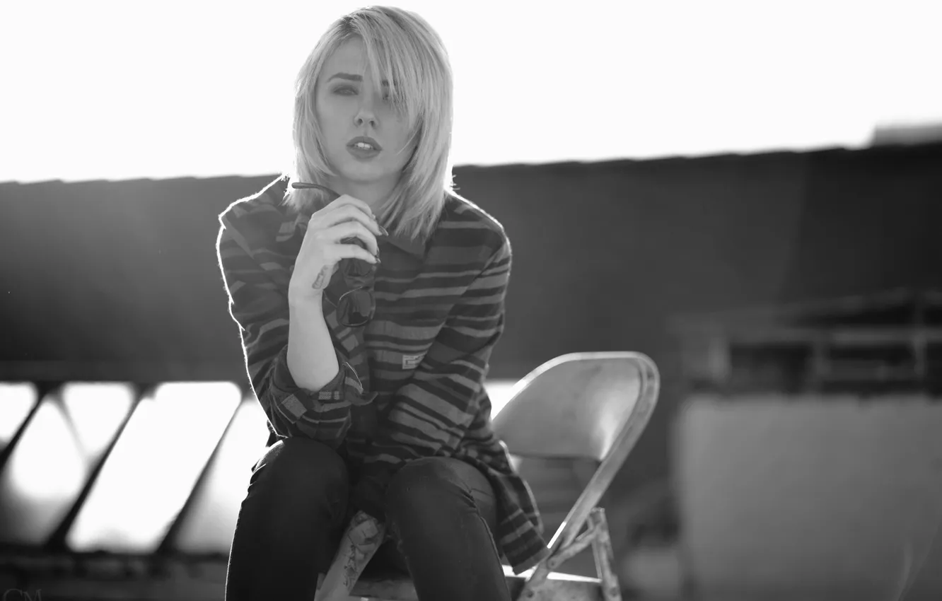 Фото обои girl, woman, model, chair, tattoo, black and white, blonde, tattoos