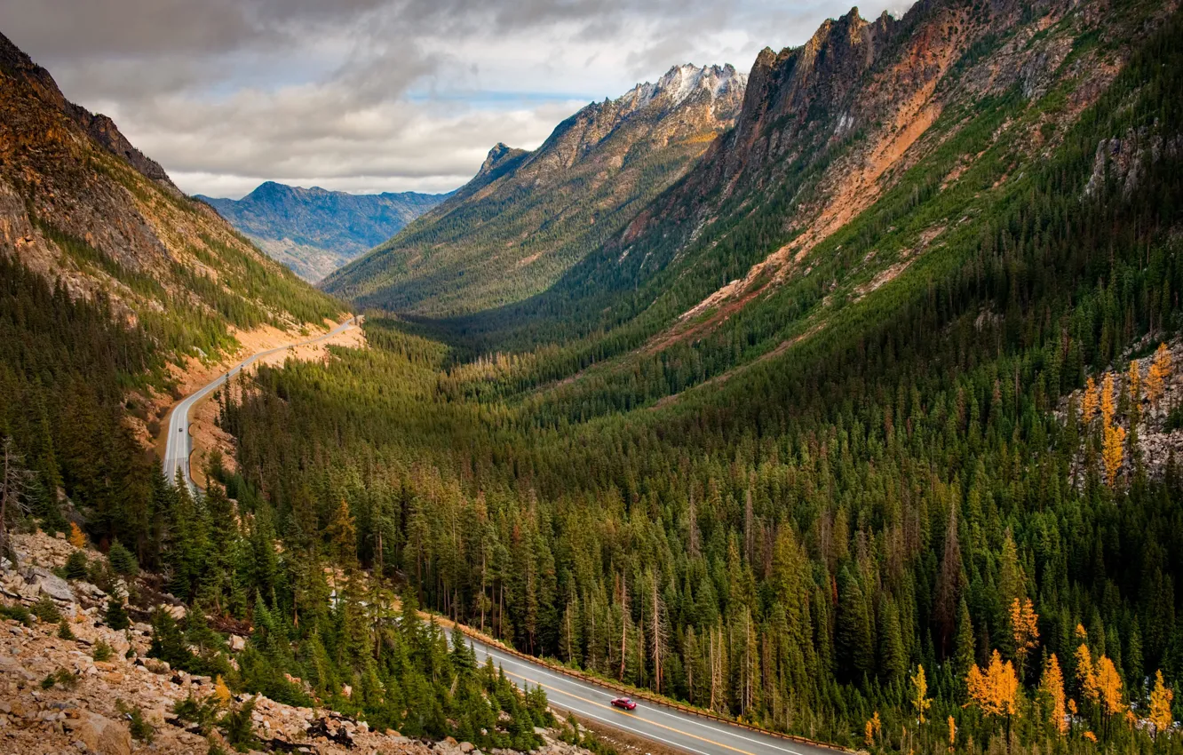 Фото обои дорога, машина, осень, лес, горы, склоны, шоссе, вид с высоты