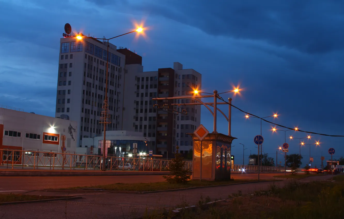 Фото обои дорога, тучи, улица, здания, вечер, фонари, Россия, архитектура