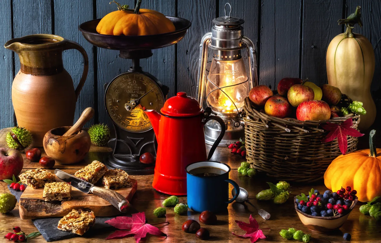 Фото обои ягоды, корзина, яблоки, лампа, чайник, кружка, фонарь, тыквы