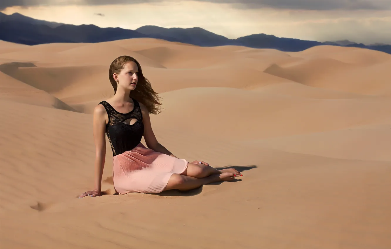 Фото обои песок, девушка, пустыня, жара, палящее солнце