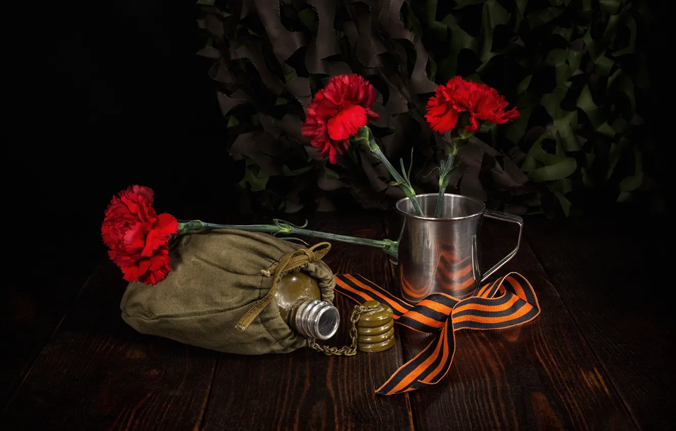 Фото обои цветы, кружка, гвоздики, День Победы, фляга, 9 Мая, Георгиевская лента