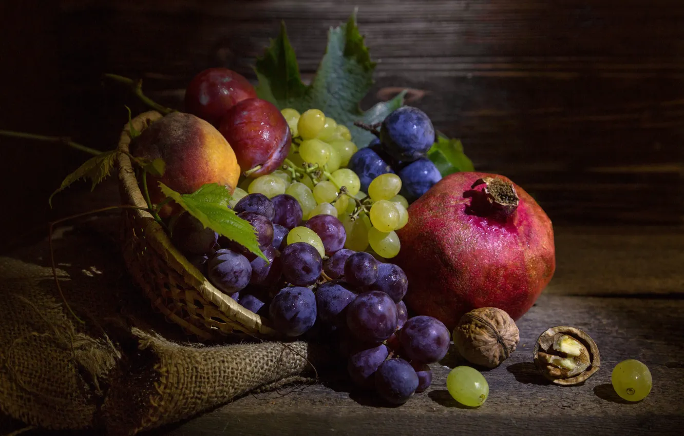 Фото обои виноград, фрукты, орехи, натюрморт, сливы, мешковина, гранат