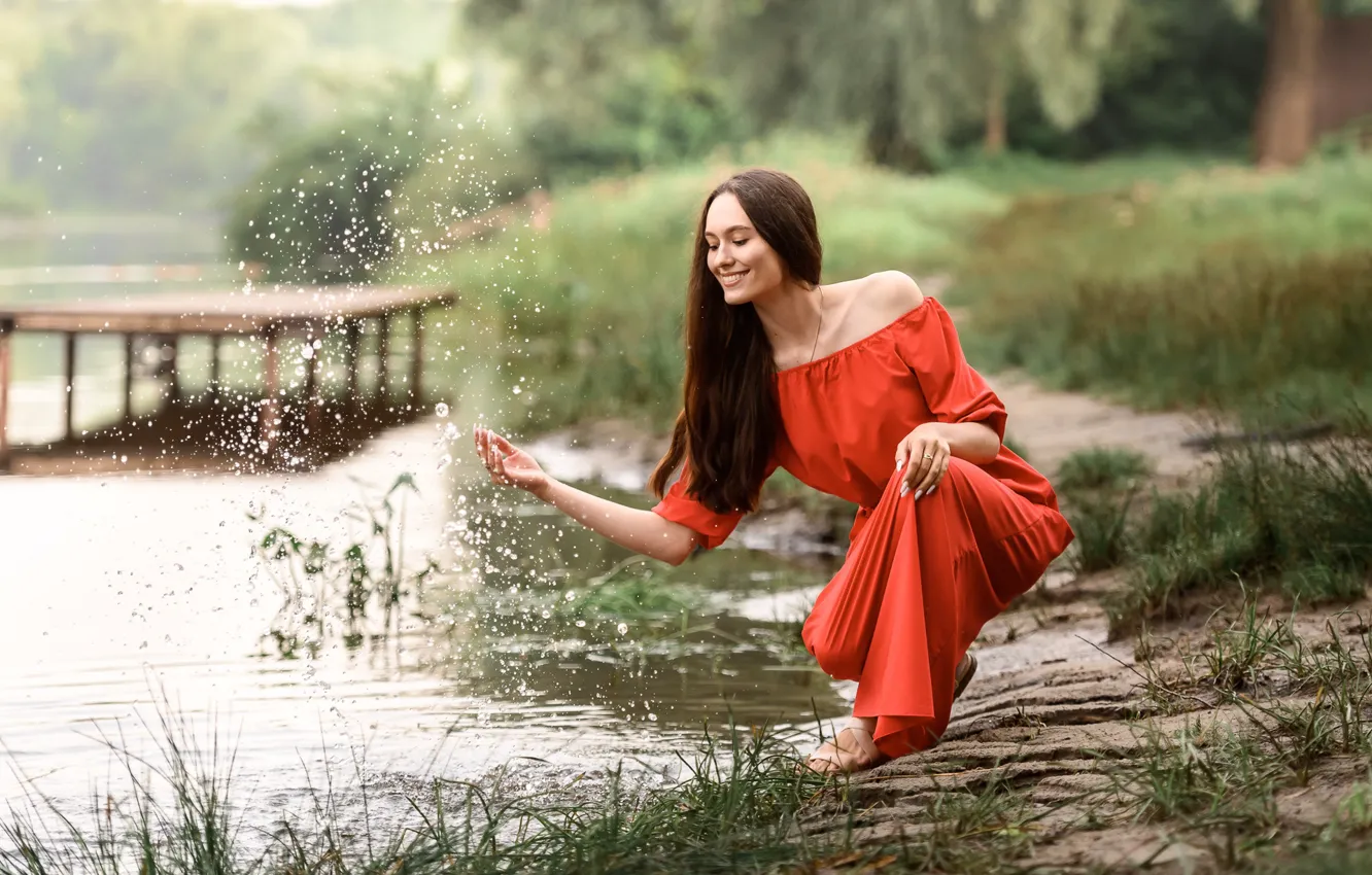 Фото обои вода, девушка, брызги, природа, поза, река, платье, брюнетка