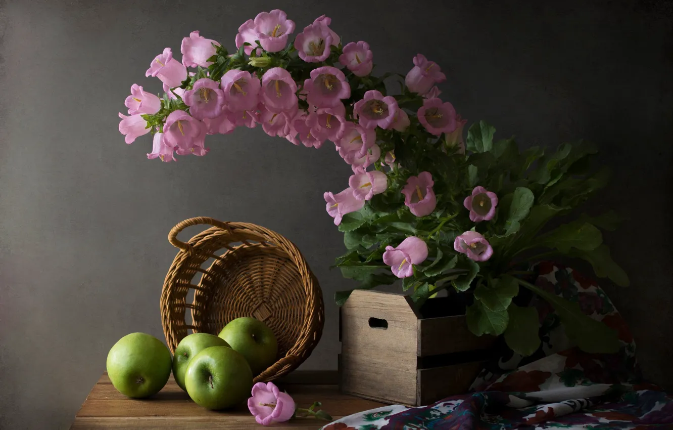 Фото обои цветы, яблоки, ткань, фрукты, натюрморт, ящик, колокольчики, корзинка
