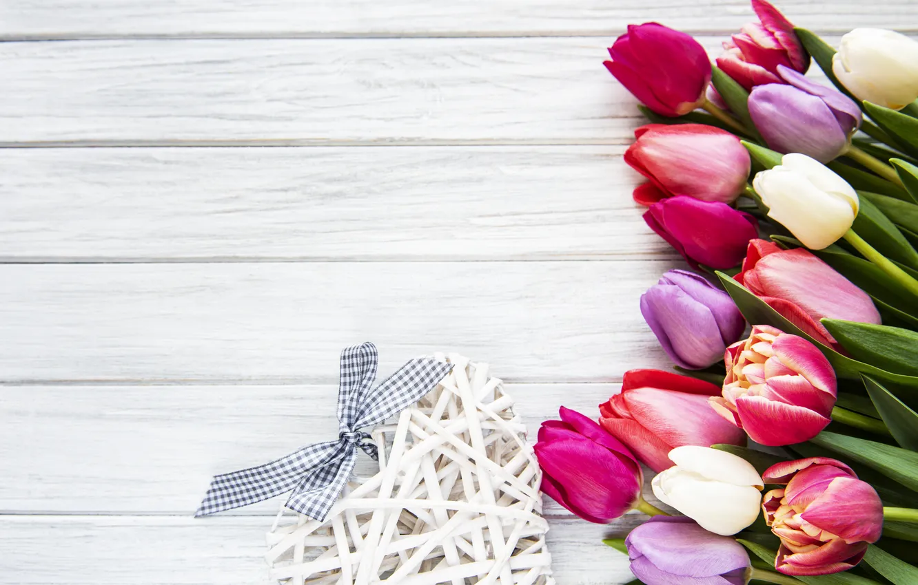 Фото обои цветы, colorful, тюльпаны, heart, wood, flowers, tulips, spring