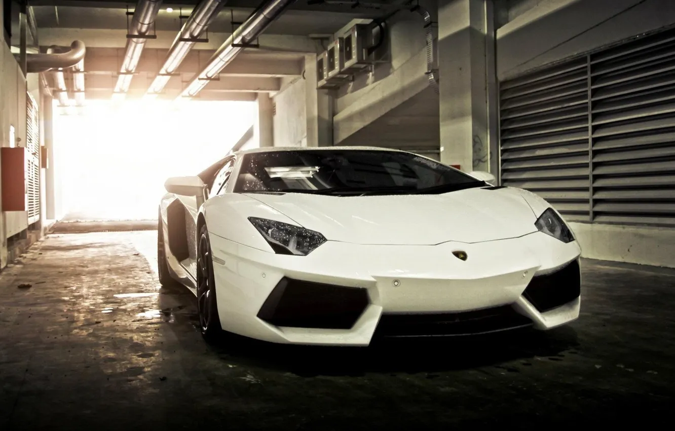 Фото обои Lamborghini, суперкар, white, box, Aventador, гараж.